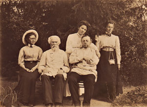 Слева на право: сестра Огарковой В. Н., Огарков В. Ф., Огарков В. В., наверху - Огаркова Н. В., Огаркова Е. В.