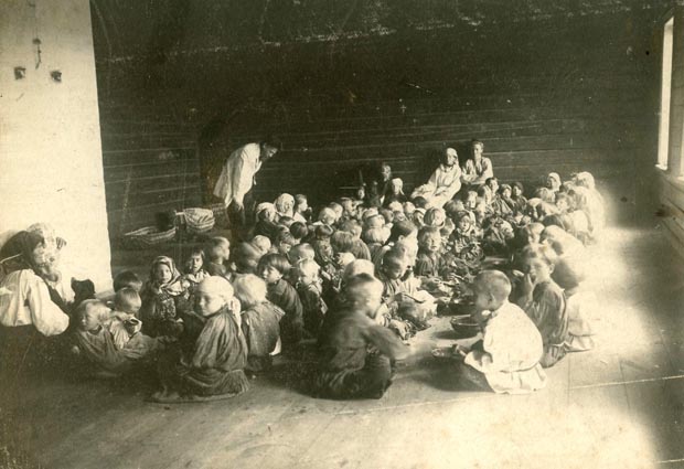 Ясли в селе Ново-Животинном Обед.<BR> В центре - А. И. Шингарёв в (1900 г.)