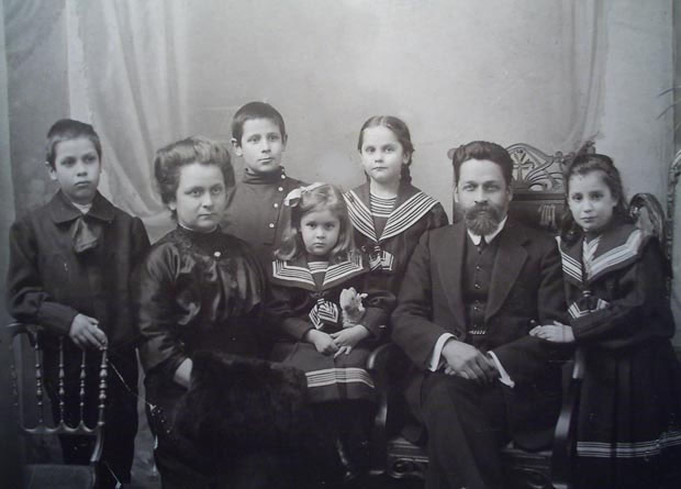 Андрей Иванович Шингарёв<BR> с женой Ефросиньей Максимовной и детьми